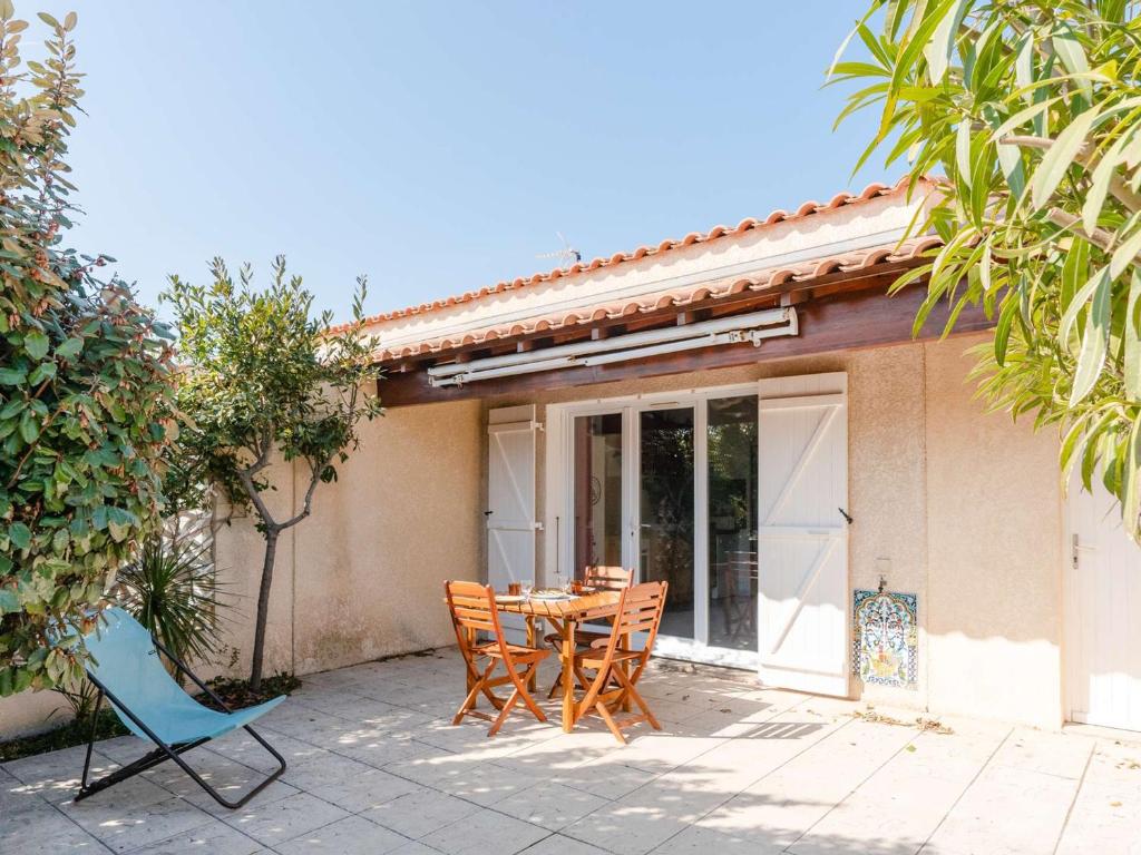 Chalet 3 pièces avec piscine, terrasse et parking privatif à Gruissan, proche plages et commerces - FR-1-409-217 - 3