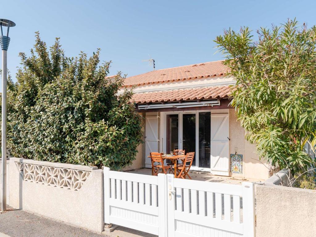 Chalet 3 pièces avec piscine, terrasse et parking privatif à Gruissan, proche plages et commerces - FR-1-409-217 - 4