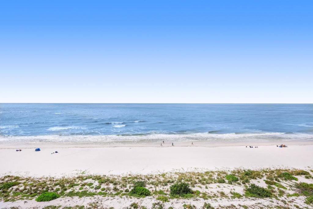 Beachfront condo with huge views/pools/tennis/grills, Marco Island