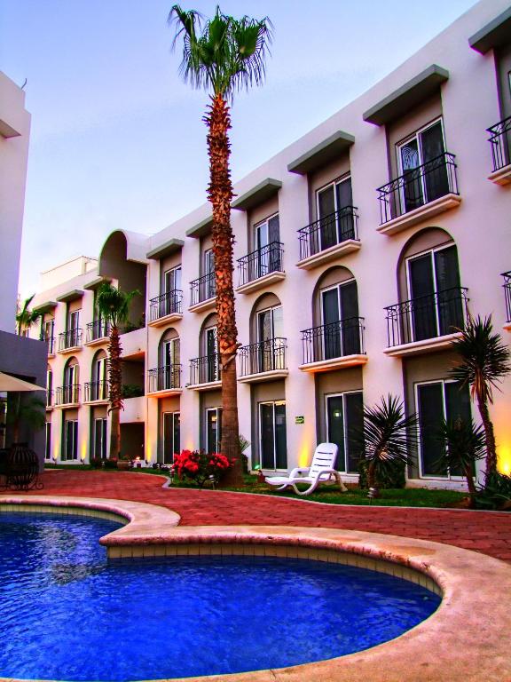 Seven Crown Express & Suites by Kavia photo
