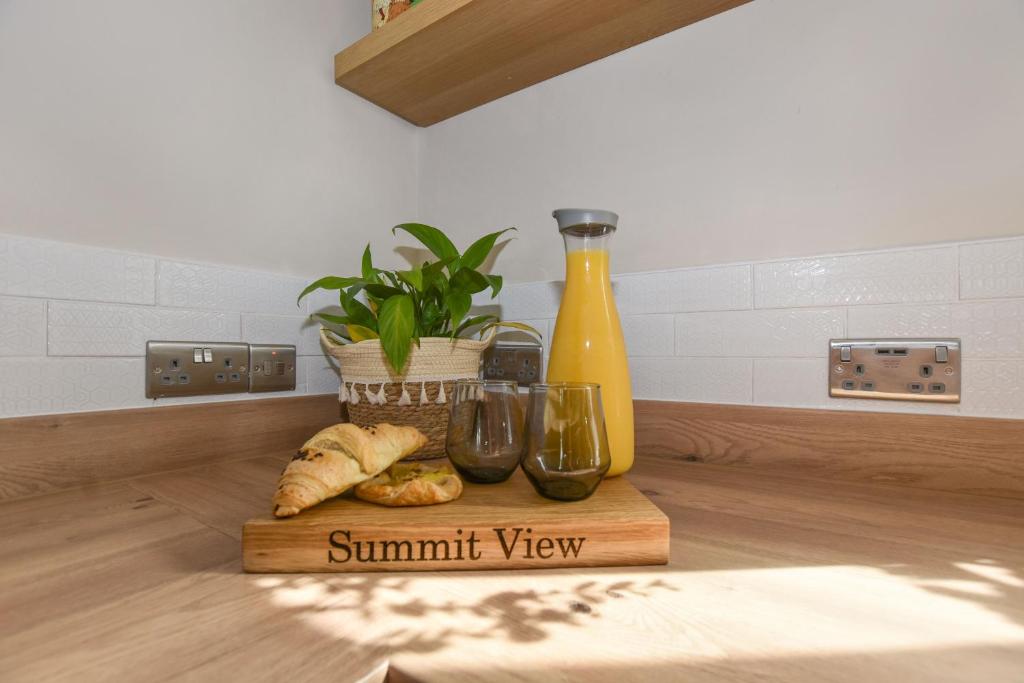 Panoramic Sunset Views - Free Parking & Sleeps 5, Heywood