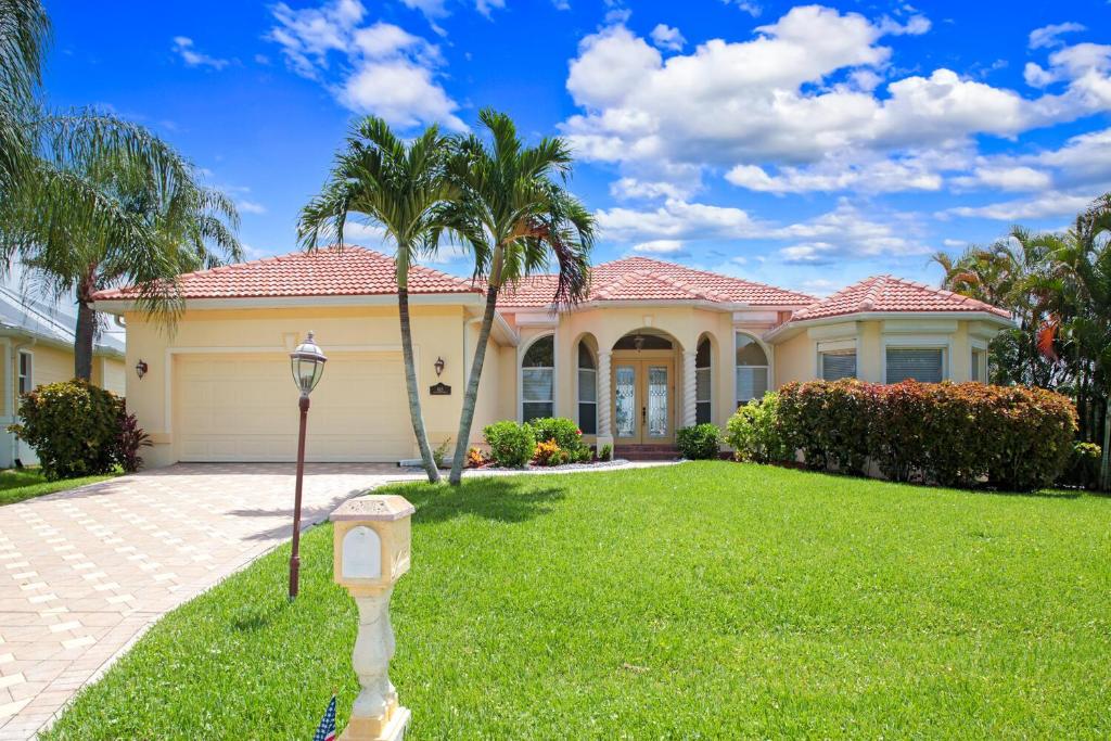The Hammock - Beautiful waterfront 4 bedroom home with heated pool, Cape Coral
