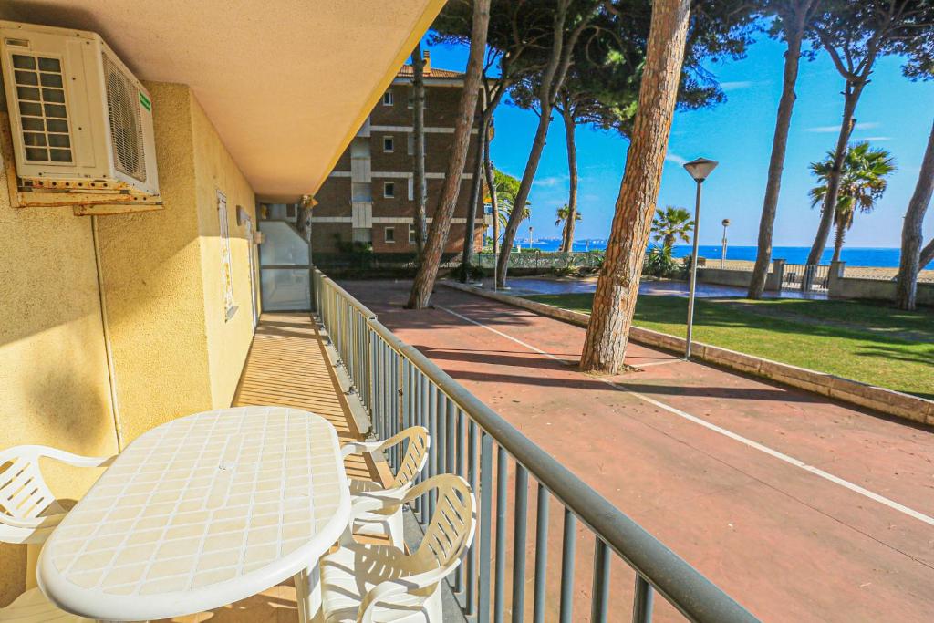 LITORAL COSTA DORADA - PINS I MAR Only families - 2