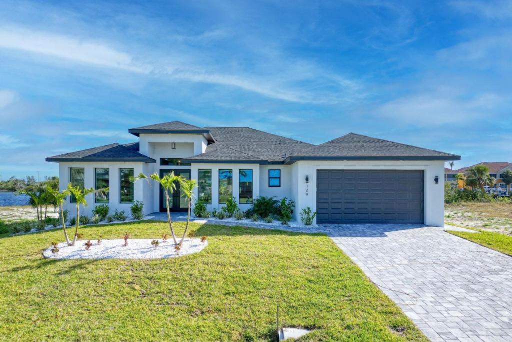 New listing - Amazing new 3beds/3baths Gulf access villa w. heated pool and outdoor kitchen!, Matlacha
