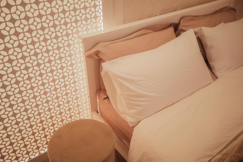 Romantic Suite with Private Jacuzzi Malely Suite - 4
