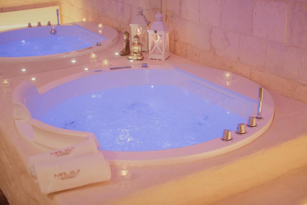 Romantic Suite with Private Jacuzzi Malely Suite - 5