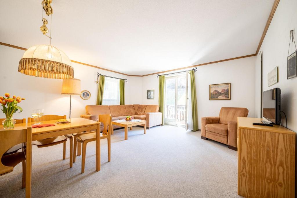 4402 Geraeumige, zweckmaessig eingerichtete Maisonette-Wohnung mit mit Blick auf die Villa Engiadina, Vulpera