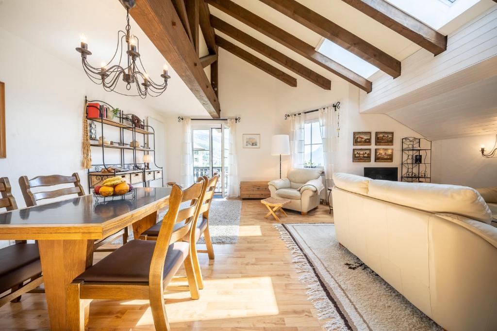 5401 Grosszuegige Dachgeschoss-Wohnung mit Parkettboden und Balkon - Moderne und helle Gestaltung - 2