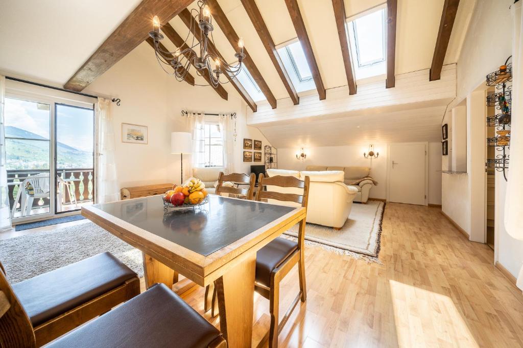 5401 Grosszuegige Dachgeschoss-Wohnung mit Parkettboden und Balkon - Moderne und helle Gestaltung - 4