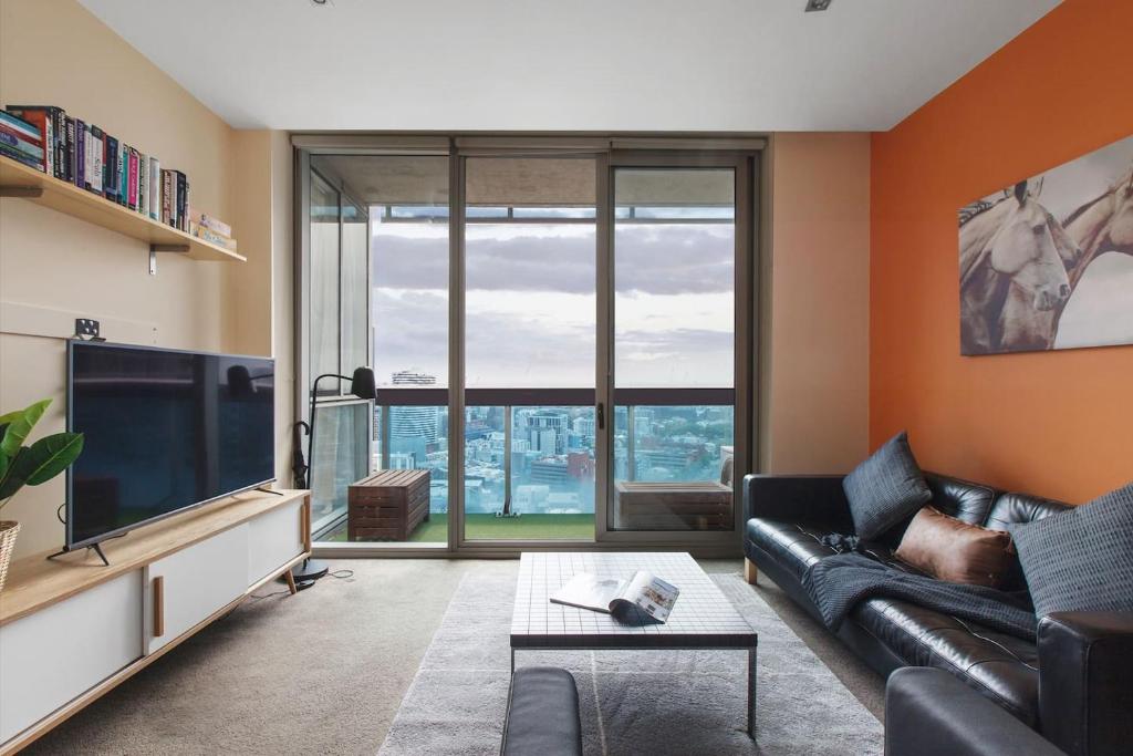 Modern Escape with Balcony & Sweeping City Views, Melbourne