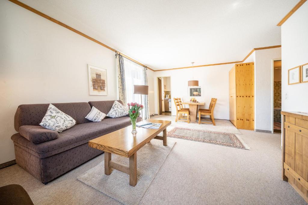 7004 Gemuetlich eingerichtete Wohnung mit wunderschoen bewachsener Terrasse - 3