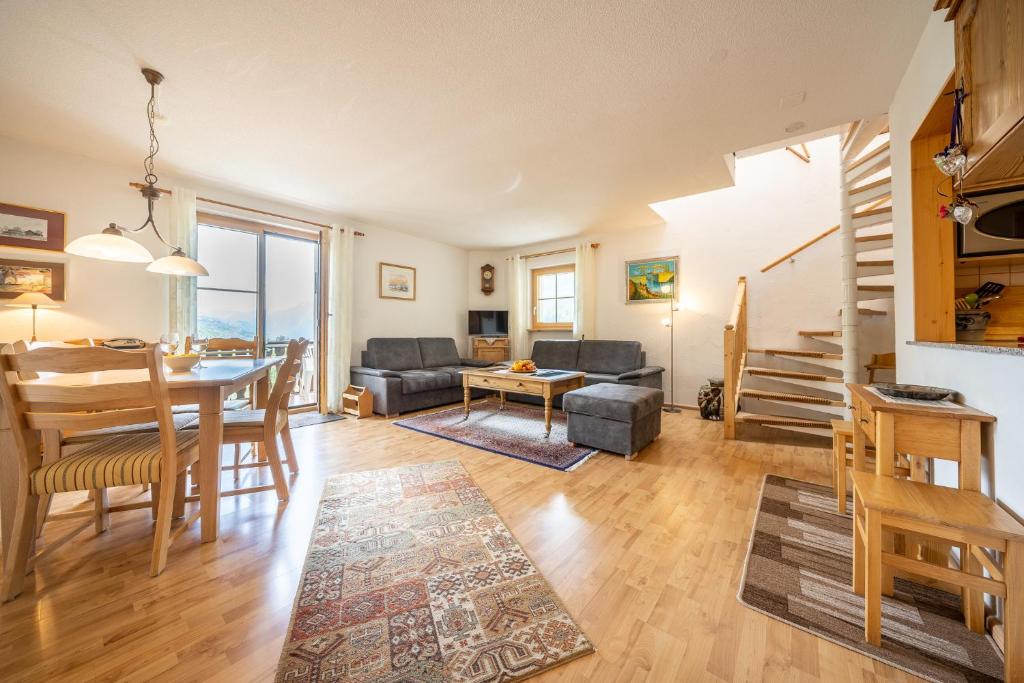 9404 Renovierte Maisonettewohnung im modernen Landhausstil und Balkon mit tollem Ausblick - 3