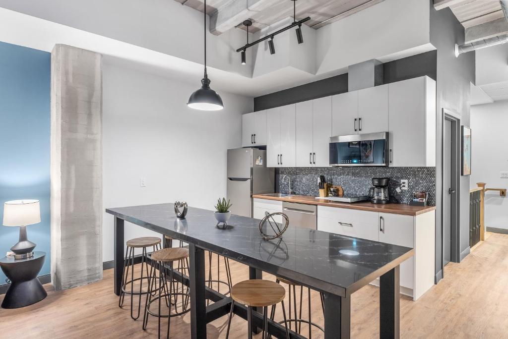 캐너리 로프츠의 깔끔하고 넓은 로프트형 객실