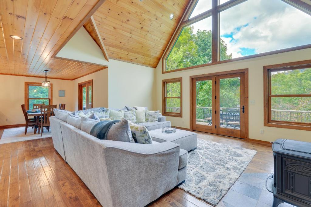 Roan Mountain Home with Deck Near Appalachian Trail!