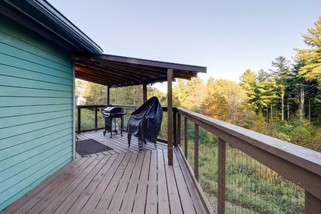 Unique West Jefferson Home with Fire Pit and Grill 전경