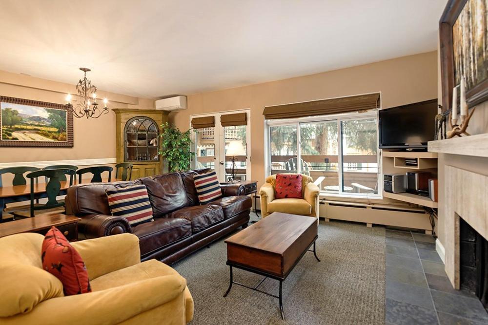 Fasching Haus Unit 180, Cozy, Deluxe Condo with Private Deck, 2 Blocks from Downtown, Aspen