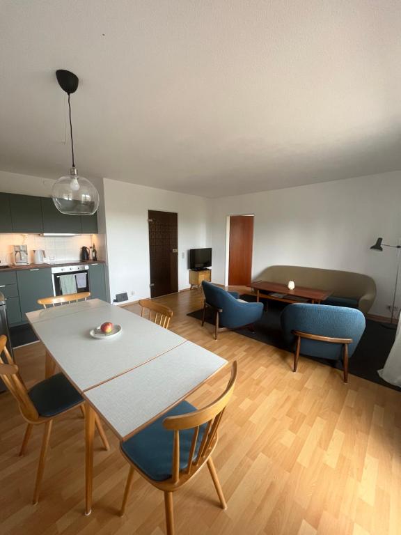 Helle Wohnung mit großem Balkon - 4
