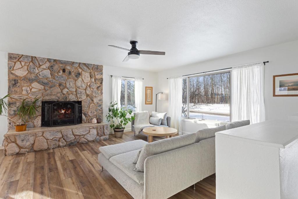 Serene Palmer Home Walk to Downtown and Riverfront!, Palmer