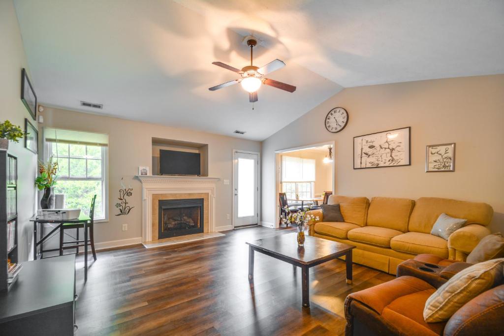 Convenient Fayetteville Home - 6 Mi to Downtown!