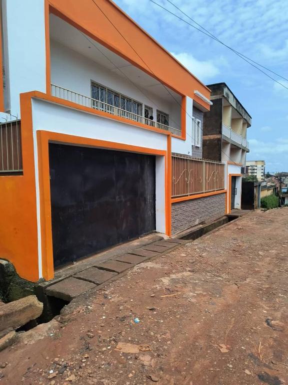Nic & Adi standing Home, Titi Garage, Yaoundé