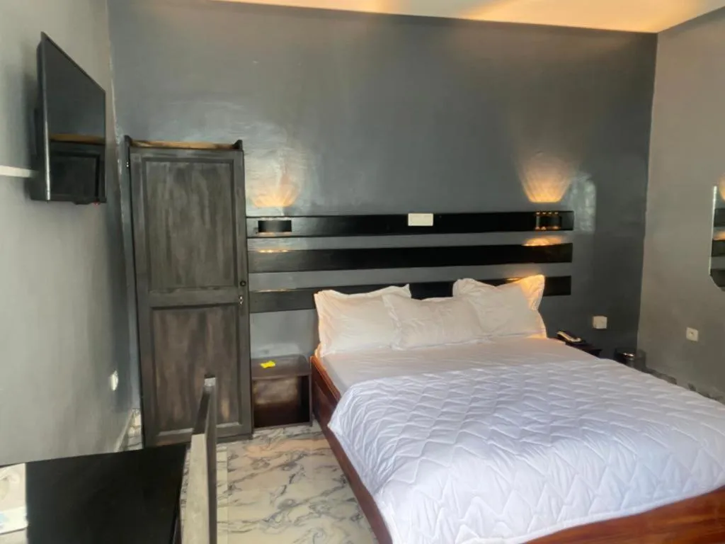 Sunrise Center Bonapriso - 102, hotel in Douala