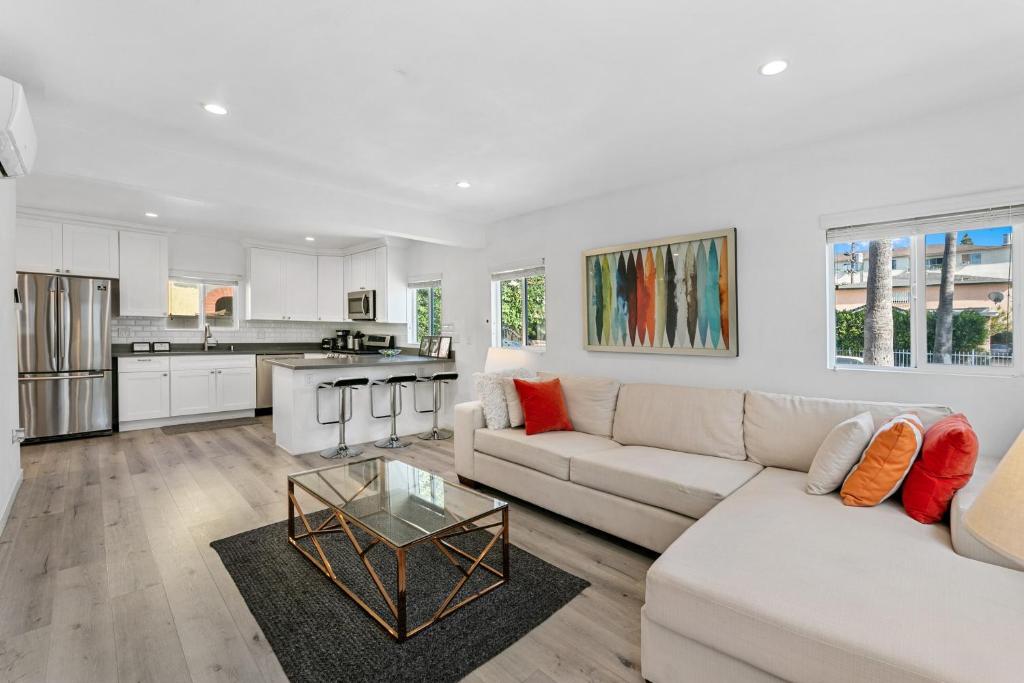Mid-City Charm 2 BR 2 Bath with Parking 1, Los Angeles