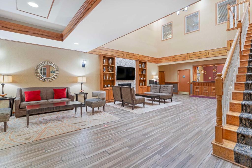 Best Western Plus Bradbury Inn & Suites フロント・ロビー