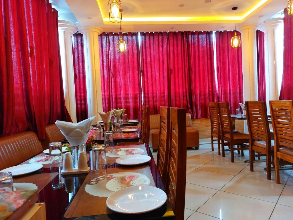 3. Hotel su..