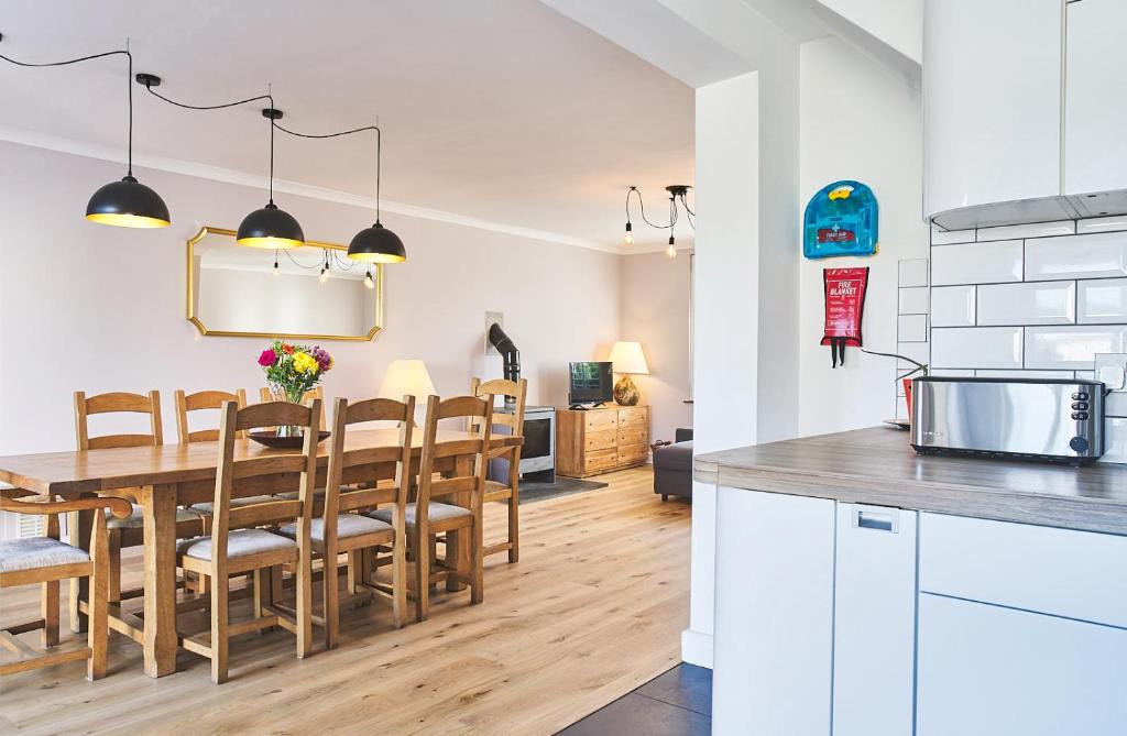 Sunny Days: Beautiful Spacious 4 Bed House photo 5