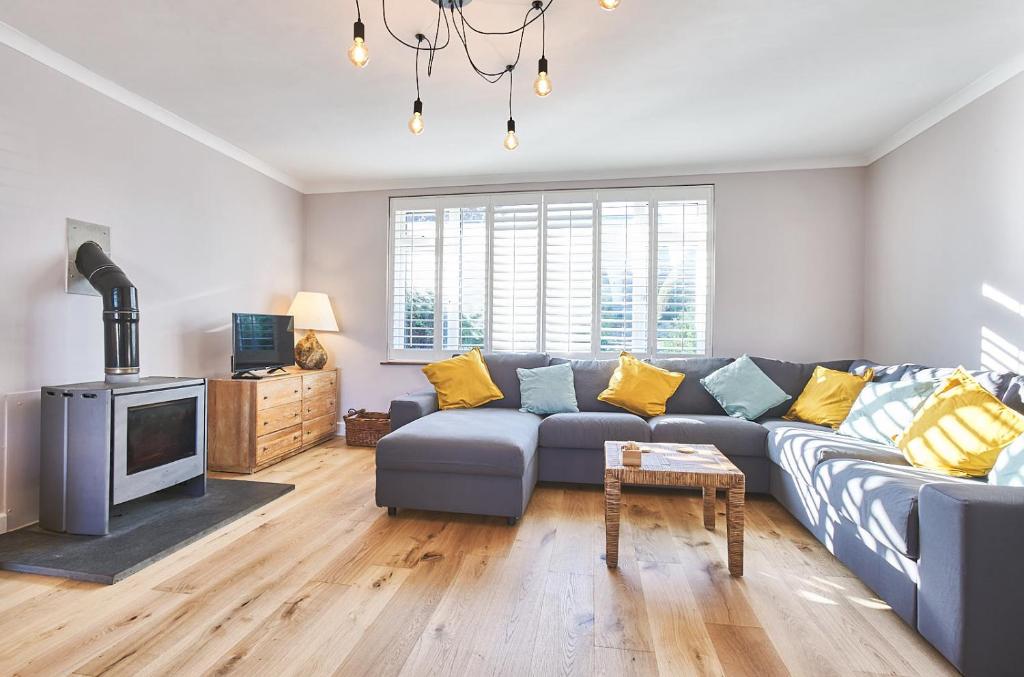 Sunny Days: Beautiful Spacious 4 Bed House photo 2