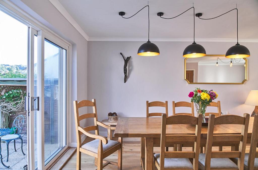 Sunny Days: Beautiful Spacious 4 Bed House photo 7