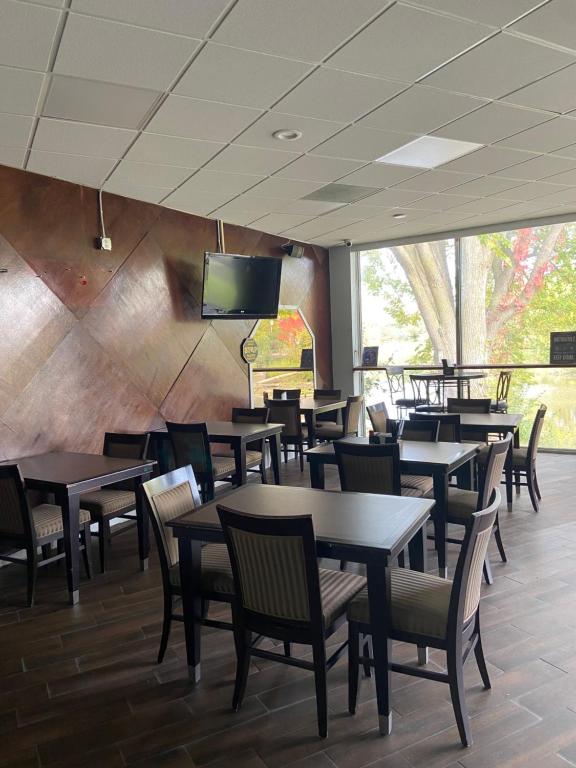 トラベロッジ バイ ウィンダム ウォーターズ エッジ ホテル レーシン (Travelodge by Wyndham Water’s Edge Hotel  Racine) 館内設備