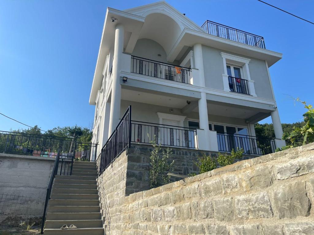 Mountain Majesty, Radesh