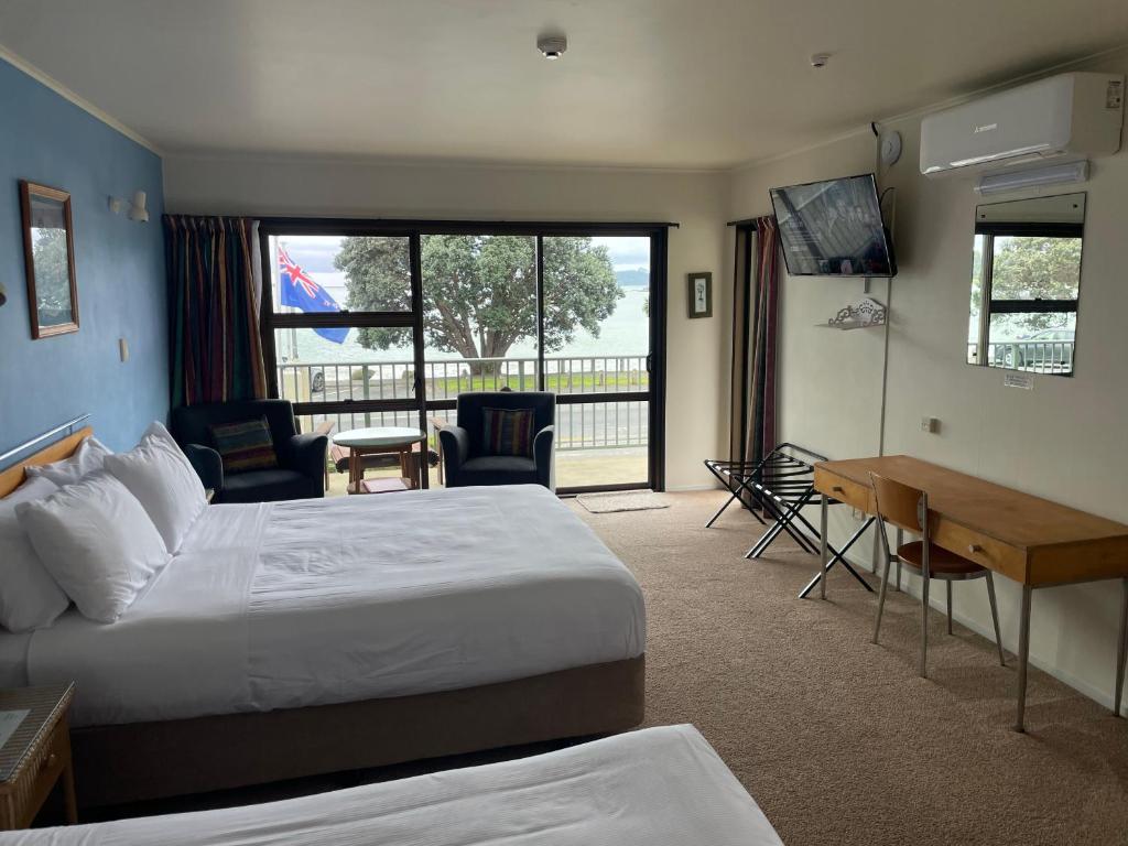 Shared lounge/TV area