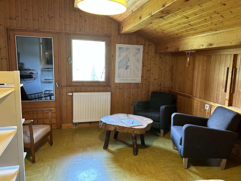 Appartement typique 75m², 2 chambres, balcon, face au télésiège, parking, proche front de neige. - 4
