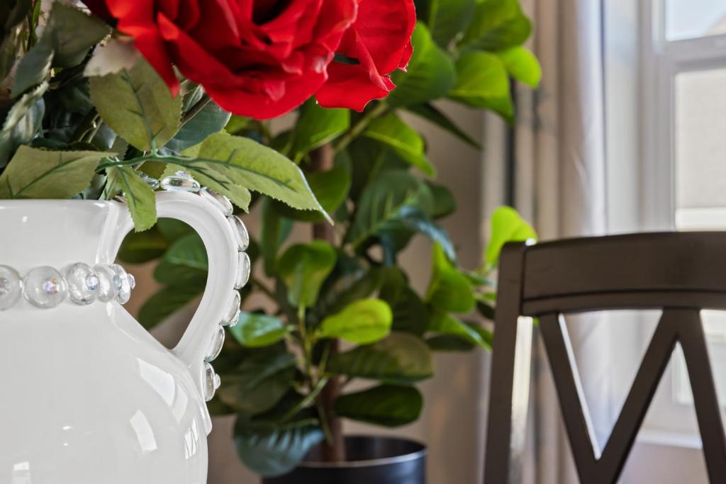 Chic 3BR Haven near Wineries, Lake Lowell & C of I - Ideal for Hiking & Relaxing!, Caldwell