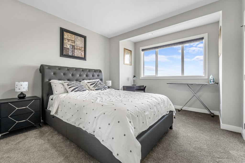 Sunny Walk-out Unit, Free HiSpeed Wi-Fi and Parking, Near Grocery, Calgary