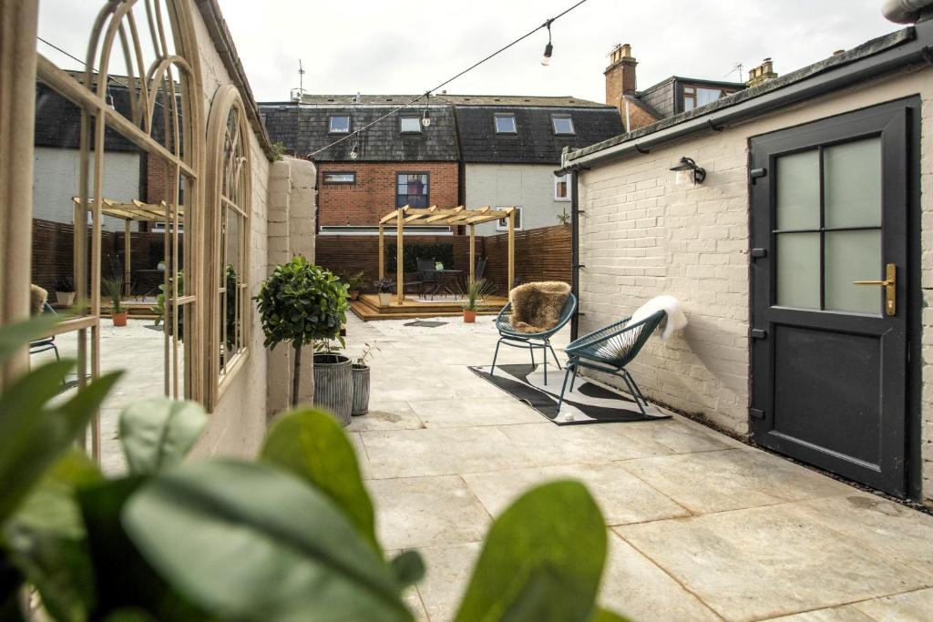 Luxe Stratford Townhouse photo 7