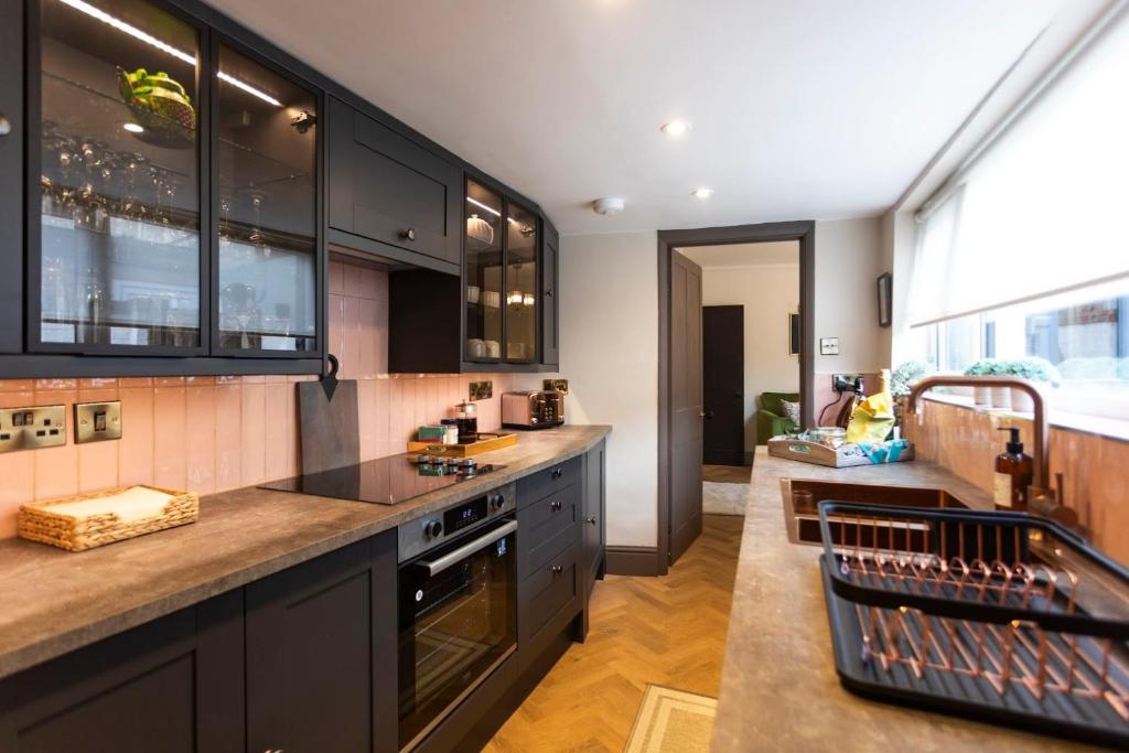 Luxe Stratford Townhouse photo 3