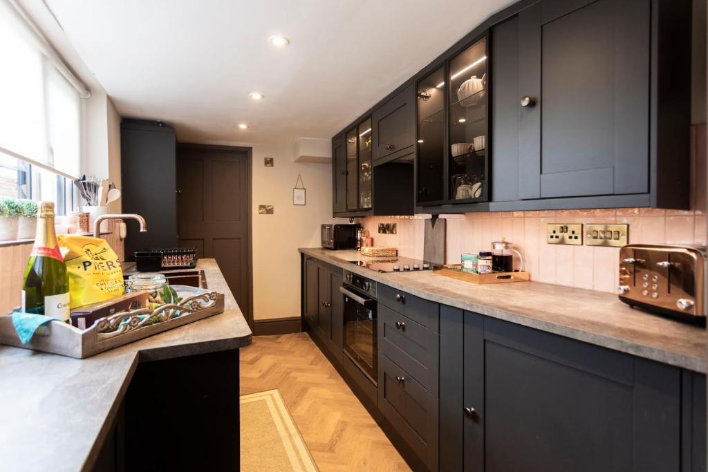 Luxe Stratford Townhouse photo 6