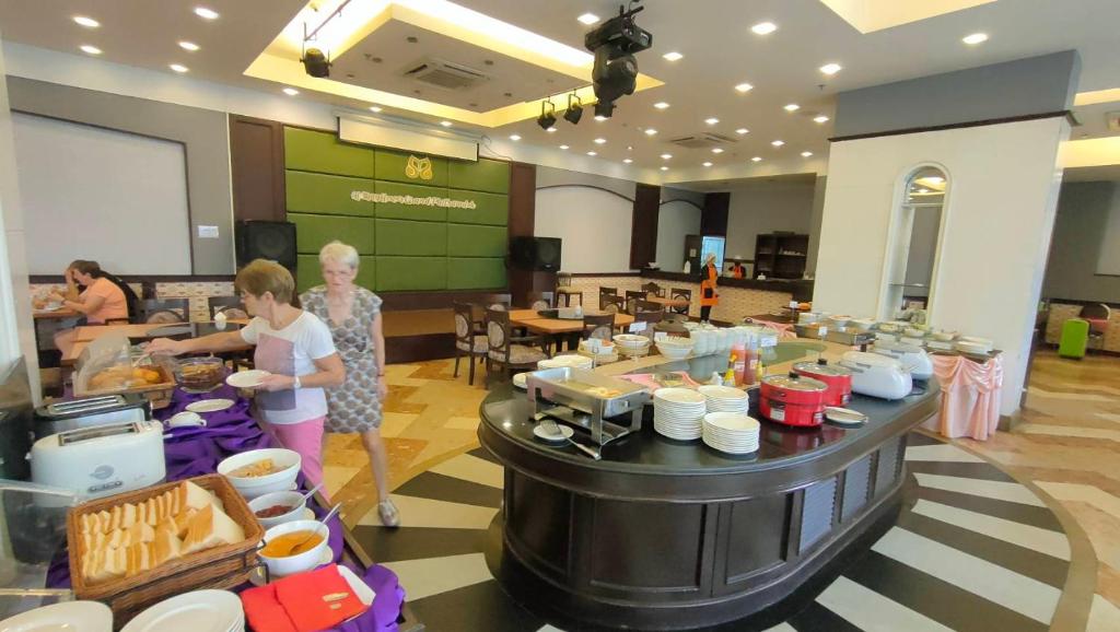 Food and beverages, Mayflower Grande Hotel Phitsanulok in Phitsanulok