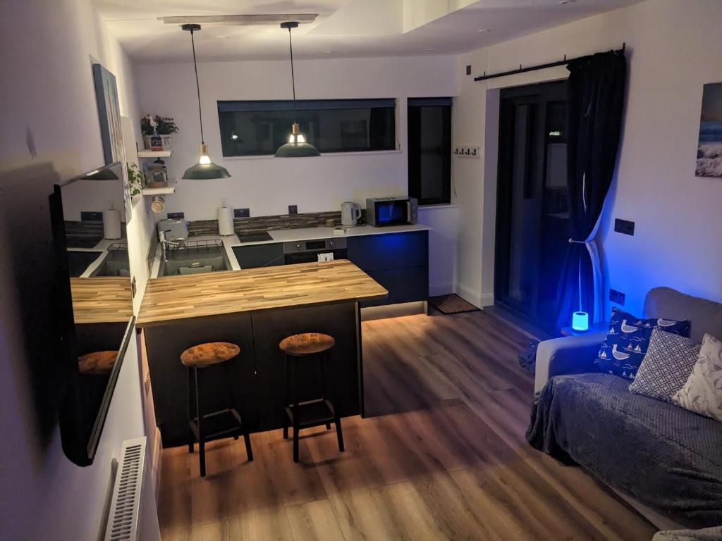 Modern cosy apartment walking distance to many cove beaches and coast path walks as well as the famous Helford river, Falmouth