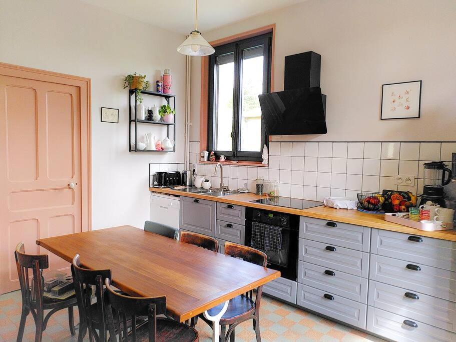 La maison rose près du canal