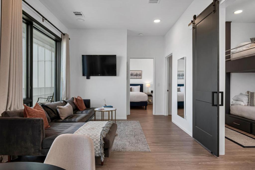 GULCH Located with 4 Beds, Pool, Private Patio and Secure Parking, Nashville