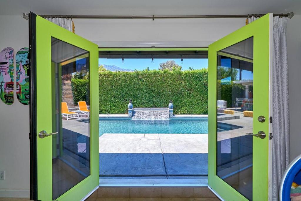 Pineapple Splash! Complete Privacy! Salt Pool!, Palm Springs