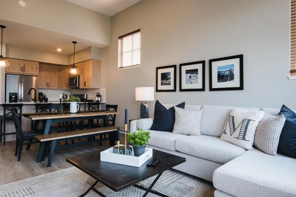 New! Luxury, Top Floor, Ski in/Ski Out, Private Hot Tub and Mountain Views, hotel in Sun Peaks