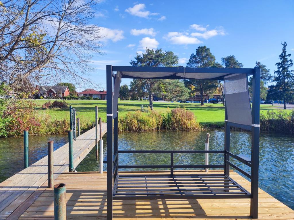 Four trees house, Niagara Falls