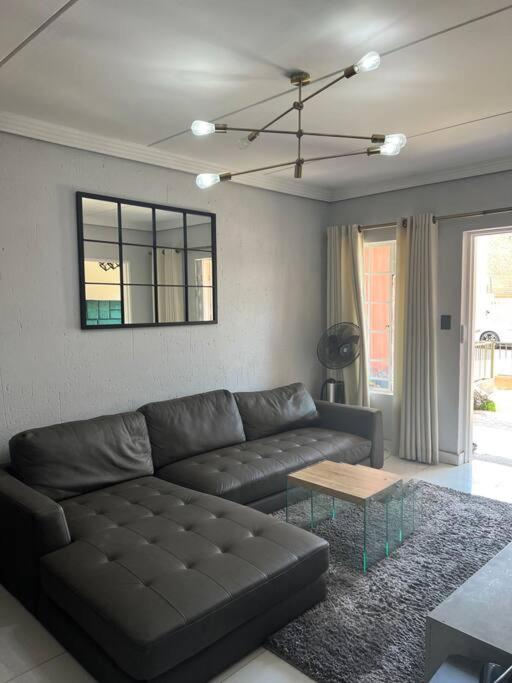 Cosy apt 10min to OR Tambo, Boksburg