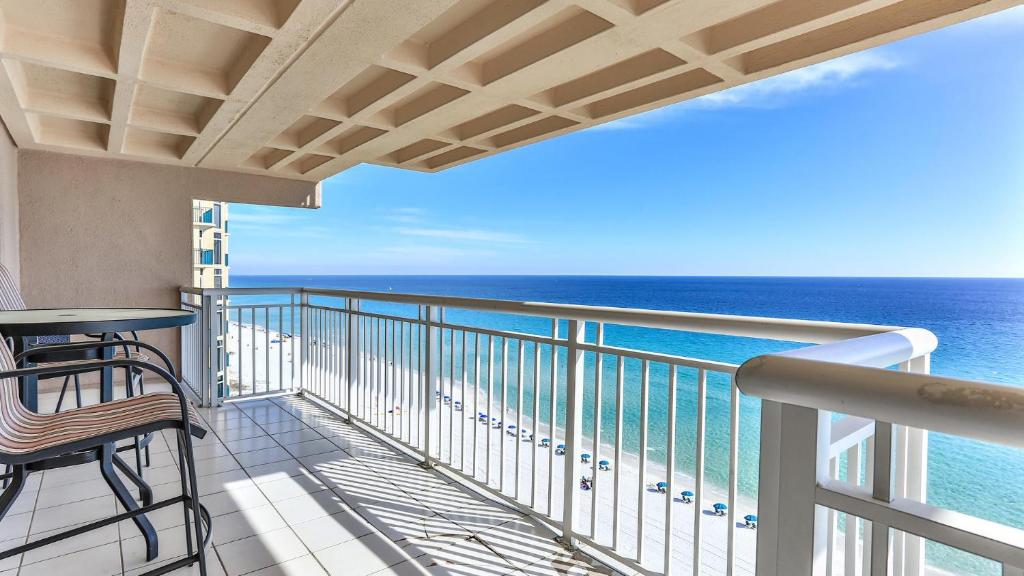Destin Towers 142 - 2 Bedroom Beach Front Condo in the Heart of Destin with Amazing Views!, Destin