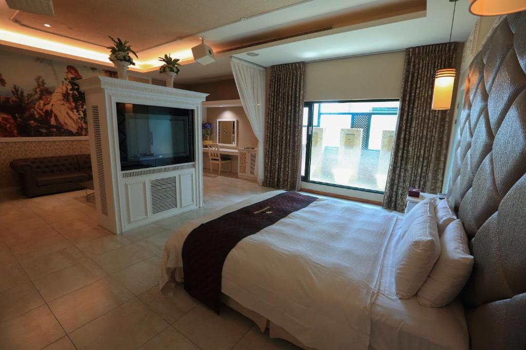 Shared lounge/TV area